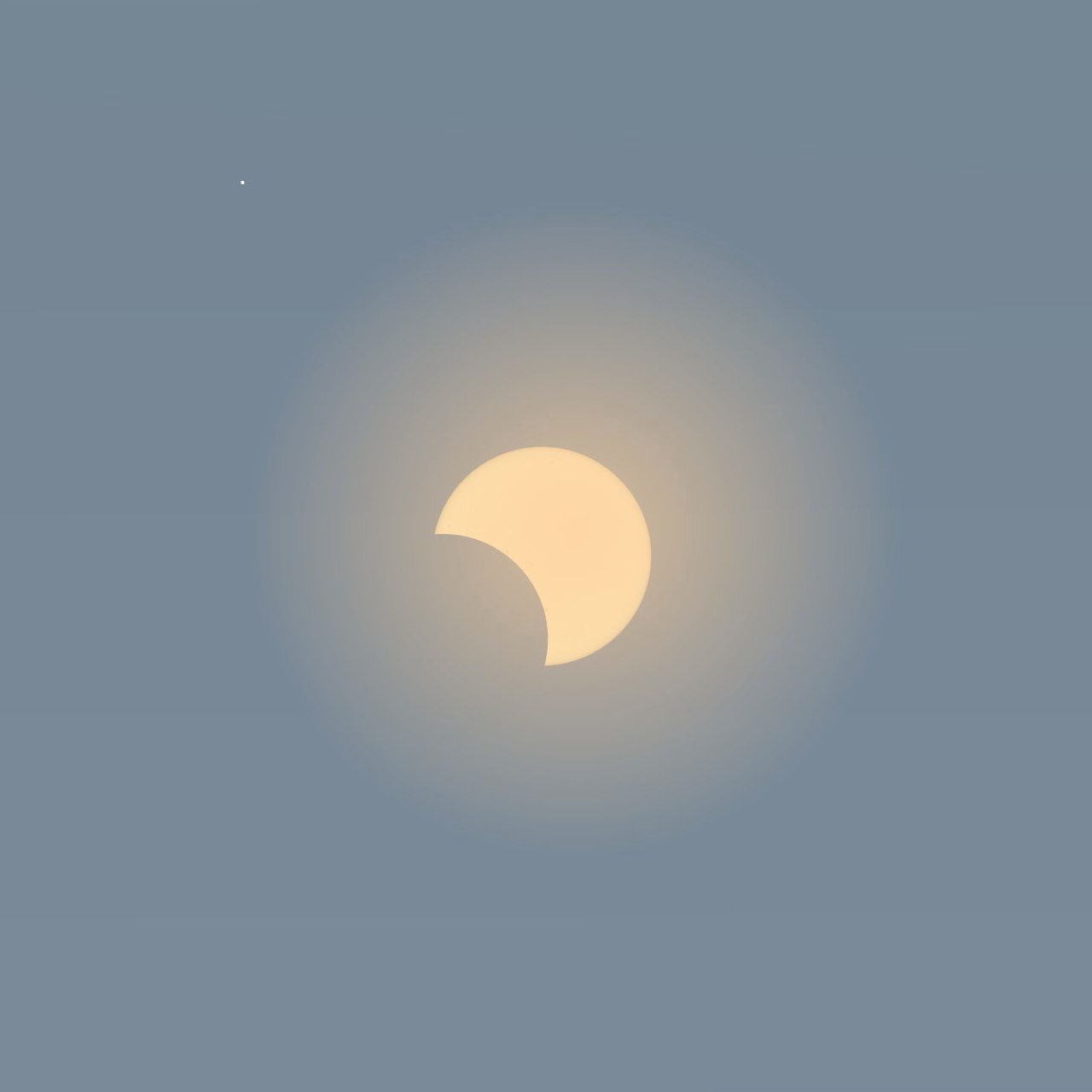 図１　横浜地点における部分日食（2019/12/26 15:36）
